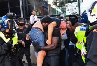 ‘Era a coisa certa a fazer’, diz manifestante negro que carregou opositor de extrema-direita ferido em protesto