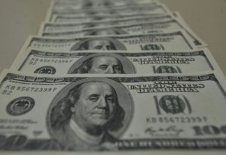 Dólar tem forte queda e fecha em R$ 4,85