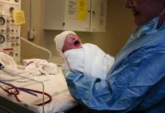 Bebê nasce com anticorpos após mãe contrair Covid-19 na gravidez