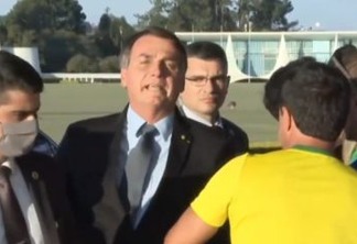 'Eu sinto que o senhor traiu a nação': diz apoiadora de Bolsonaro; presidente responde: 'cobre do seu governador. Sai daqui' - VEJA VÍDEO
