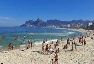 PANDEMIA: Após flexibilização de medidas restritivas, cariocas vão à praia no 1º domingo de inverno