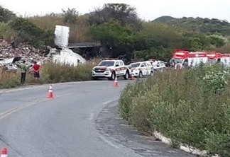 ACIDENTE: Carreta tomba e motorista morre em serra do Teixeira, no interior da Paraíba