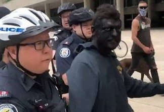 Homem com 'blackface' é preso em protesto contra o racismo - VEJA VÍDEO
