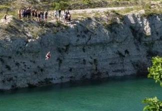 Banhistas celebram fim da quarentena pulando em lago com a mesma acidez da amônia