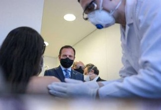 'Injeção de ânimo', diz 1ª voluntária a receber vacina em SP