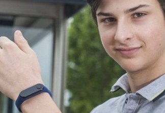 Adolescente cria pulseira para impedir contágios de covid-19