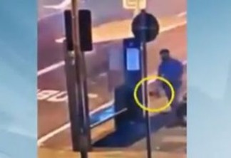 Policial militar esquece arma no banco do ponto de ônibus e ela some