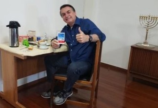 Segurando caixa de cloroquina, Bolsonaro anuncia que está curado da Covid-19
