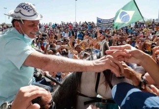 Bolsonaro fica sem máscara em 1º evento público após se recuperar da covid