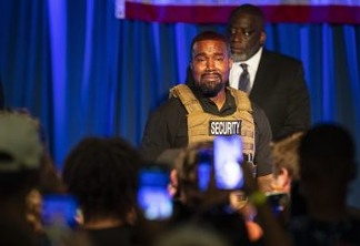 Kanye West usa colete à prova de balas e chora em 1º comício como candidato