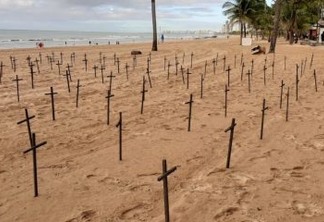Cruzes em praia do Recife homenageiam as mais de 60 mil vítimas no Brasil