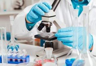 Laboratórios são obrigados a notificar resultados de exames de covid-19 às autoridades públicas