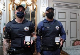 Guardas humilhados por desembargador ganham medalha por conduta exemplar