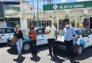 Com carreata, prefeito Chico Mendes entrega 15 novos veículos em São José de Piranhas
