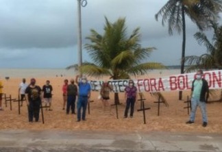 'Chega de mortes': manifestantes colocam cruzes em praia da Capital em protesto contra Bolsonaro