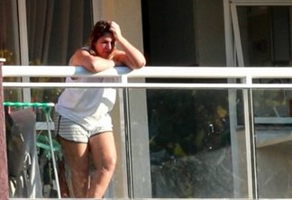 Esposa de Queiroz aparece em varanda do apartamento onde cumpre prisão domiciliar