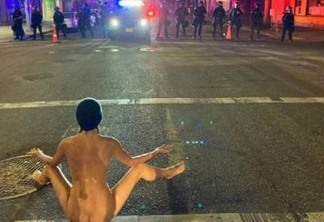 Manifestante tira a roupa e faz protesto inusitado contra a polícia - VEJA VÍDEO
