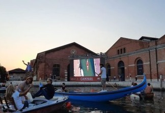 Para ir ao cinema, moradores de Veneza usam barcos em estilo drive-in