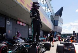 Hamilton quebra recorde e conquista pole no GP de Silverstone