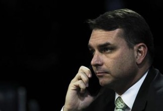 Flávio Bolsonaro admite que Queiroz pagava suas contas e critica Lava Jato