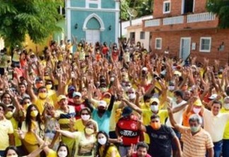Prefeita de Pilõezinhos causa aglomeração nas ruas da cidade e responde criticas: 'não temos 100 mil mortes' - VEJA VÍDEOS 