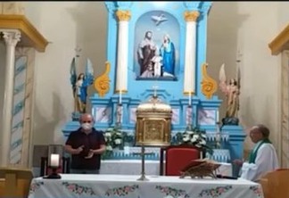 DINHEIRO NA CUECA: Na missa, padre de Uiraúna homenageia prefeito afastado João Bosco Fernandes - VEJA VÍDEO