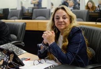 Doutora Paula ressalta na ALPB carta da Associação Médica Brasileira pedindo vacinas, isolamento social e combate às fake News