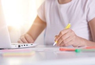 Estudo aponta que fazer anotações à mão é mais vantajoso para o aprendizado