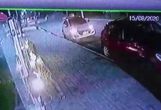 Câmeras flagram momento em que caminhonete capota durante perseguição policial em JP; VEJA VÍDEO
