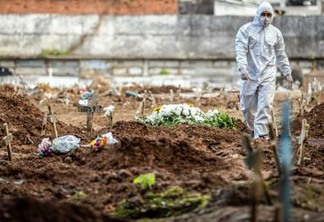 RIO DE JANEIRO, BRAZIL - MAY 08: An undertaker walks among open graves amidst the coronavirus (COVID-19) pandemic at the Caju cemetery on May 8, 2020 in Rio de Janeiro, Brazil.  According to the Brazilian Health Ministry, Brazil has 135.106 positive cases of coronavirus (COVID-19) and a total of 9.146  deaths. (Photo by Buda Mendes/Getty Images)