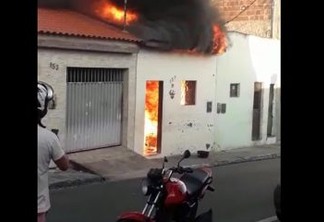 Casa fica completamente destruída após incêndio em Campina Grande - VEJA VÍDEO