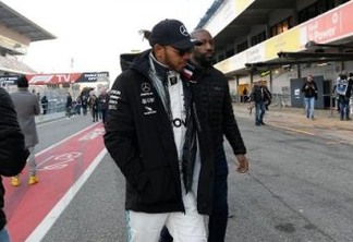 Mesmo com clima adverso, Lewis Hamilton consegue pole position na Espanha