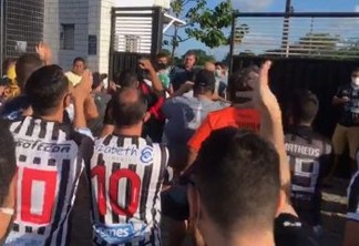 PROTESTO: Torcedores do Botafogo-PB pedem renúncia da diretoria e saída de Léo Moura