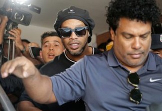 Investigação do caso Ronaldinho é concluída e ex-jogador pode retornar ao Brasil em breve