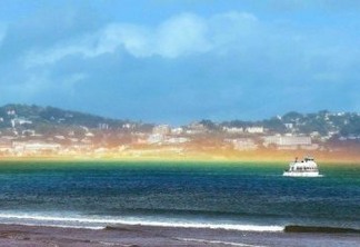 Raro arco-íris plano se forma na costa da Inglaterra
