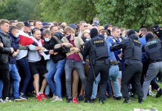 Cerca de 250 manifestantes são detidos em protesto na capital de Belarus