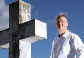 'Sou um confessor de caixão': conheça o homem que é pago para revelar segredos dos mortos durante seus funerais