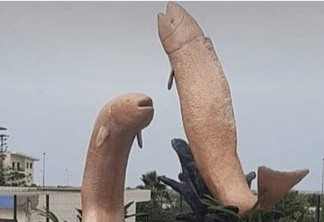 Moradores ficam revoltados com estátuas estranhas de peixes gigantes