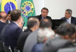 Bolsonaro leva youtuber mirim para questionar ministros