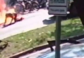 Idoso cai de moto e veículo explode após vazamento do combustível
