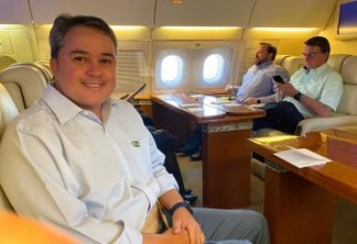 Deputado Efraim publica foto ao lado de Bolsonaro durante voo para Paraíba