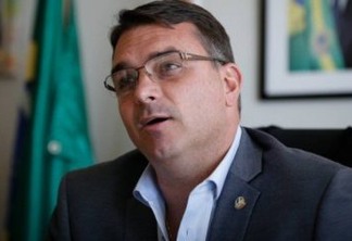 Assessoras repassaram R$ 27 mil ao advogado de Flávio Bolsonaro nas eleições