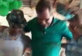 Fábio Tyrone em festa: sem máscara, prefeito de Sousa abraça e dança com populares ao som de seu jingle eleitoral - VEJA VÍDEO