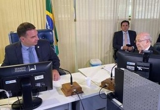 Flávio Bolsonaro dá posse a Ney Suassuna no Senado: 'uma honra'