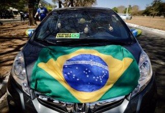 Manifestantes realizam carreata pró-Lava Jato em Brasília