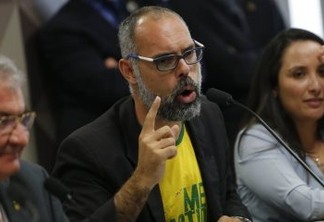 PF encontra mensagens em que blogueiro investigado sugere intervenção militar a assessor de Bolsonaro, diz revista