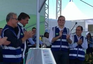Bolsonaro quebra protocolo e faz deferência especial ao prefeito de Campina Grande