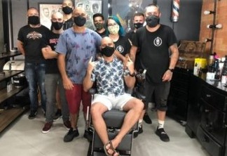Funcionários de barbearia raspam a cabeça em apoio a cliente com câncer