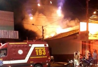 Incêndio em supermercado se alastra para casas vizinhas em Sousa