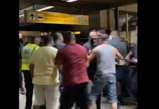 Jogadores do Corinthians sofrem ameaça durante desembarque em São Paulo - VEJA VÍDEO